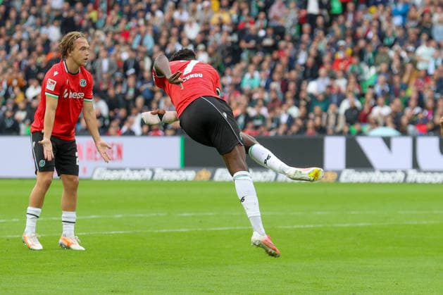 04.09.2026, xtgx, Fussball - 2.Bundesliga Hannover 96 - Karlsruher SC emspor, v.l. Mustapha Bundu (Hannover, 7) verletzt sich beim Torschuss, schiesst den Ball aufs Tor, Schuss (DFL DFB REGULATIONS PROHIBIT ANY USE OF PHOTOGRAPHS as IMAGE SEQUENCES and or QUASI-VIDEO) Hannover *** September 4, 2026, xtgx, Soccer, 2. Bundesliga, Hannover 96 vs. Karlsruher SC, emspor, from left: Mustapha Bundu (Hannover), 7, gets injured while taking a shot on goal, shoots the ball toward the goal, Shot DFL DFB REGULATIONS PROHIBIT ANY USE OF PHOTOGRAPHS as IMAGE SEQUENCES and or QUASI-VIDEO Hannover