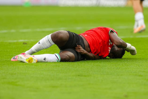 04.09.2026, xtgx, Fussball - 2.Bundesliga Hannover 96 - Karlsruher SC emspor, v.l. Mustapha Bundu (Hannover, 7) verletzt sich beim Torschuss, schiesst den Ball aufs Tor, Schuss, Verletzung (DFL DFB REGULATIONS PROHIBIT ANY USE OF PHOTOGRAPHS as IMAGE SEQUENCES and or QUASI-VIDEO) Hannover *** September 4, 2026, xtgx, Soccer, 2. Bundesliga, Hannover 96 vs. Karlsruher SC, emspor, from left: Mustapha Bundu (Hannover), 7, gets injured while taking a shot on goal, shoots the ball toward the goal, shot, injury DFL DFB REGULATIONS PROHIBIT ANY USE OF PHOTOGRAPHS as IMAGE SEQUENCES and or QUASI-VIDEO Hannover