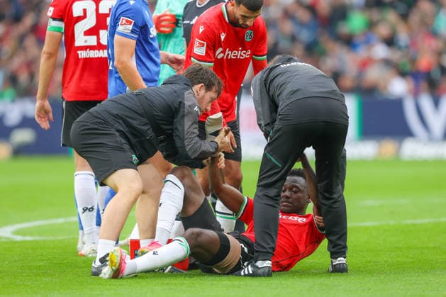 04.09.2026, xtgx, Fussball - 2.Bundesliga Hannover 96 - Karlsruher SC emspor, v.l. Mustapha Bundu (Hannover, 7) verletzt sich beim Torschuss, schiesst den Ball aufs Tor, Schuss, Verletzung (DFL DFB REGULATIONS PROHIBIT ANY USE OF PHOTOGRAPHS as IMAGE SEQUENCES and or QUASI-VIDEO) Hannover *** September 4, 2026, xtgx, Soccer, 2. Bundesliga, Hannover 96 vs. Karlsruher SC, emspor, from left: Mustapha Bundu (Hannover), 7, gets injured while taking a shot on goal, shoots the ball toward the goal, shot, injury DFL DFB REGULATIONS PROHIBIT ANY USE OF PHOTOGRAPHS as IMAGE SEQUENCES and or QUASI-VIDEO Hannover