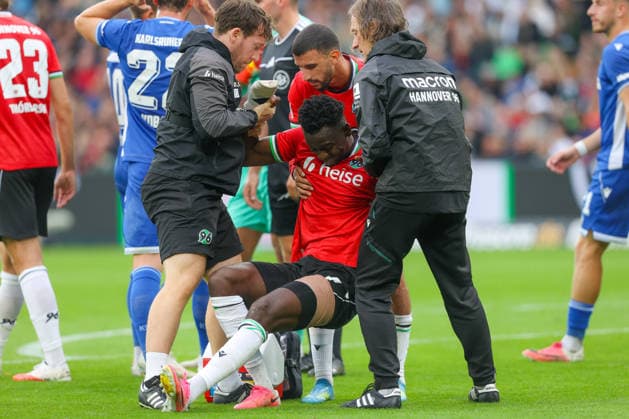 04.09.2026, xtgx, Fussball - 2.Bundesliga Hannover 96 - Karlsruher SC emspor, v.l. Mustapha Bundu (Hannover, 7) verletzt sich beim Torschuss, schiesst den Ball aufs Tor, Schuss, Verletzung (DFL DFB REGULATIONS PROHIBIT ANY USE OF PHOTOGRAPHS as IMAGE SEQUENCES and or QUASI-VIDEO) Hannover *** September 4, 2026, xtgx, Soccer, 2. Bundesliga, Hannover 96 vs. Karlsruher SC, emspor, from left: Mustapha Bundu (Hannover), 7, gets injured while taking a shot on goal, shoots the ball toward the goal, shot, injury DFL DFB REGULATIONS PROHIBIT ANY USE OF PHOTOGRAPHS as IMAGE SEQUENCES and or QUASI-VIDEO Hannover