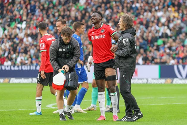 04.09.2026, xtgx, Fussball - 2.Bundesliga Hannover 96 - Karlsruher SC emspor, v.l. Mustapha Bundu (Hannover, 7) verletzt sich beim Torschuss, schiesst den Ball aufs Tor, Schuss, Verletzung (DFL DFB REGULATIONS PROHIBIT ANY USE OF PHOTOGRAPHS as IMAGE SEQUENCES and or QUASI-VIDEO) Hannover *** September 4, 2026, xtgx, Soccer, 2. Bundesliga, Hannover 96 vs. Karlsruher SC, emspor, from left: Mustapha Bundu (Hannover), 7, gets injured while taking a shot on goal, shoots the ball toward the goal, shot, injury DFL DFB REGULATIONS PROHIBIT ANY USE OF PHOTOGRAPHS as IMAGE SEQUENCES and or QUASI-VIDEO Hannover