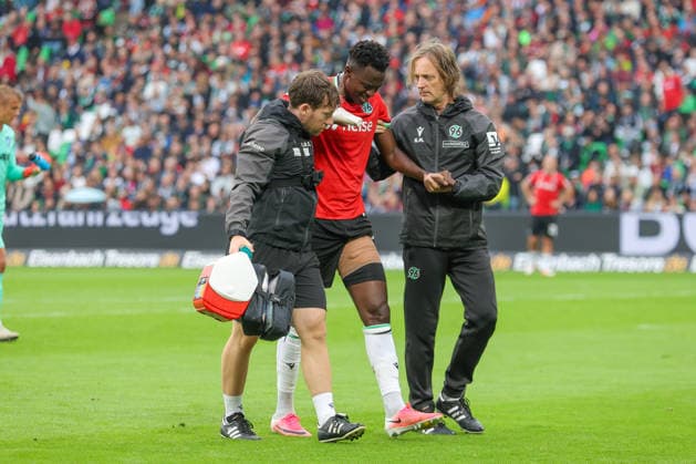 04.09.2026, xtgx, Fussball - 2.Bundesliga Hannover 96 - Karlsruher SC emspor, v.l. Mustapha Bundu (Hannover, 7) verletzt sich beim Torschuss, schiesst den Ball aufs Tor, Schuss, Verletzung (DFL DFB REGULATIONS PROHIBIT ANY USE OF PHOTOGRAPHS as IMAGE SEQUENCES and or QUASI-VIDEO) Hannover *** September 4, 2026, xtgx, Soccer, 2. Bundesliga, Hannover 96 vs. Karlsruher SC, emspor, from left: Mustapha Bundu (Hannover), 7, gets injured while taking a shot on goal, shoots the ball toward the goal, shot, injury DFL DFB REGULATIONS PROHIBIT ANY USE OF PHOTOGRAPHS as IMAGE SEQUENCES and or QUASI-VIDEO Hannover