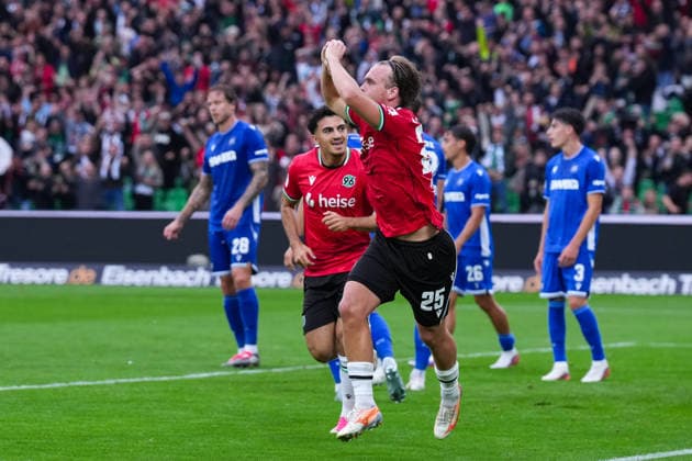 04.09.2026, xydrx, Herren, Fußball, 2.Bundesliga, Hannover 96 - Karlsruher SC, Saison 2026 2027, Heinz von Heiden Arena: Torjubel nach dem Tor zum 1:0 für Hannover 96 durch Torschütze Lars Gindorf (Hannover 96, 25) zusammen mit Husseyn Chakroun (Hannover 96, 14) DFB regulations prohibit any use of photographs as image sequences and or quasi-video. *** September 4, 2026, xydrx, Men s, Soccer, 2. Bundesliga, Hannover 96 vs. Karlsruher SC, 2026–2027 season, Heinz von Heiden Arena: Celebrations following the 1–0 goal for Hannover 96 scored by Lars Gindorf (Hannover 96, No. 25), alongside Husseyn Chakroun (Hannover 96, No. 14). DFB regulations prohibit any use of photographs as image sequences and or quasi-video. Copyright: HMBxMedia YannisxDreimann