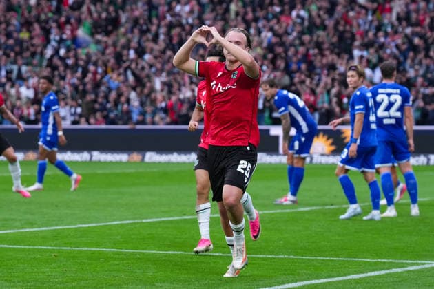04.09.2026, xydrx, Herren, Fußball, 2.Bundesliga, Hannover 96 - Karlsruher SC, Saison 2026 2027, Heinz von Heiden Arena: Torjubel nach dem Tor zum 1:0 für Hannover 96 durch Torschütze Lars Gindorf (Hannover 96, 25) zusammen mit Husseyn Chakroun (Hannover 96, 14) DFB regulations prohibit any use of photographs as image sequences and or quasi-video. *** September 4, 2026, xydrx, Men s, Soccer, 2. Bundesliga, Hannover 96 vs. Karlsruher SC, 2026–2027 season, Heinz von Heiden Arena: Celebrations following the 1–0 goal for Hannover 96 scored by Lars Gindorf (Hannover 96, No. 25), alongside Husseyn Chakroun (Hannover 96, No. 14). DFB regulations prohibit any use of photographs as image sequences and or quasi-video. Copyright: HMBxMedia YannisxDreimann