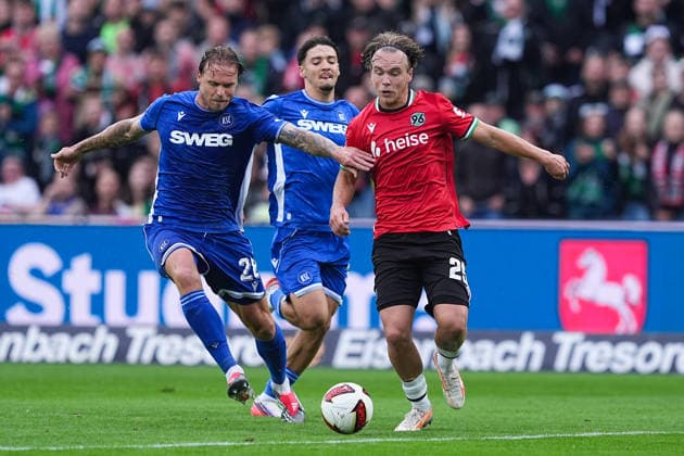 04.09.2026, xydrx, Herren, Fußball, 2.Bundesliga, Hannover 96 - Karlsruher SC, Saison 2026 2027, Heinz von Heiden Arena: Marcel Franke (Karlsruher SC, 28) und Rafael Pinto Pedrosa (Karlsruher SC, 36) im Zweikampf gegen Lars Gindorf (Hannover 96, 25) DFB regulations prohibit any use of photographs as image sequences and or quasi-video. *** September 4, 2026, xydrx, Men s, Soccer, 2. Bundesliga, Hannover 96 vs. Karlsruher SC, 2026–2027 season, Heinz von Heiden Arena: Marcel Franke (Karlsruher SC), 28, and Rafael Pinto Pedrosa (Karlsruher SC), 36, in a tackle against Lars Gindorf (Hannover 96), 25. DFB regulations prohibit any use of photographs as image sequences and or quasi-video. Copyright: HMBxMedia YannisxDreimann