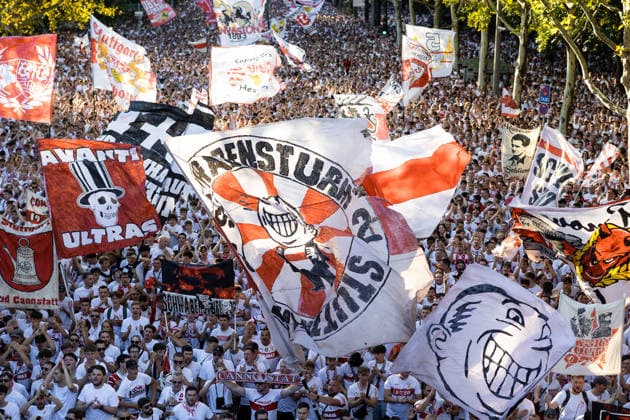 Fanmarsch, Karawane Cannstatt, Fahnen, Schwabensturm 07 GER, VfB Stuttgart vs. 1. FC Koeln, Fussball, Bundesliga, 2. Spieltag, Spielzeit 2026 2027, 04.09.2026, GER, VfB Stuttgart vs. 1. FC Koeln, Fussball, Bundesliga, 2. Spieltag, Spielzeit 2026 2027, 04.09.2026, Stuttgart *** Fan march, Cannstatt caravan, flags, Schwabensturm 07 GER, VfB Stuttgart vs. 1. FC Köln, soccer, Bundesliga, Matchday 2, 2026–2027 season, September 4, 2026, GER, VfB Stuttgart vs. 1. FC Köln, soccer, Bundesliga, Matchday 2, 2026–2027 season, September 4, 2026, Stuttgart Copyright: xEibnerxPressefoto OliverxSchmidtx EP_OST