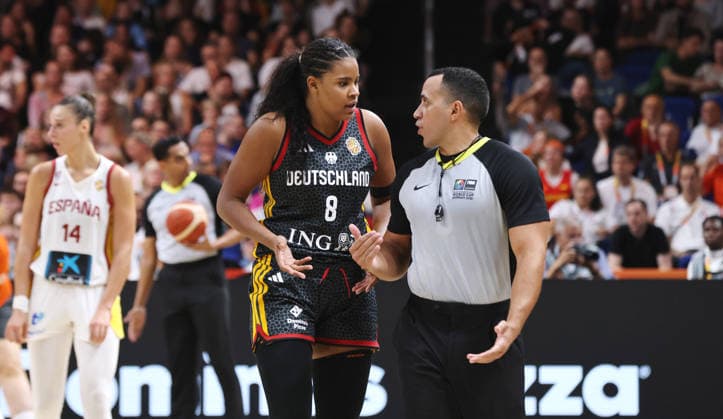 Nyara Sabally redet mit Referee Aktion Oberkörper Basketball FIBA World Cup Weltmeisterschaft Frauen Saison 2026 2027 04.09.2026 DBB Deutschland GER vs Spanien ESP *** Nyara Sabally talks with the referee; action; upper body; sports; basketball; FIBA World Cup; World Championship; women s; season 2026–2027; April 9, 2026; DBB; Germany (GER) vs. Spain (ESP)