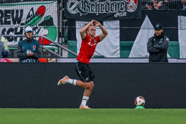 Deutschland: 2. Bundesliga 2026 - 2027, 4. Spieltag - Hannover 96 vs Karlsruher SC - Heinz von Heiden Arena (Hannover): Lars Gindorf (Hannover 96, 25) Tor, Torjubel, Emotionen, Jubel, Freude *** Germany 2. Bundesliga 2026–2027, Matchday 4: Hannover 96 vs. Karlsruher SC, Heinz von Heiden Arena, Hannover; Lars Gindorf (Hannover 96), 25th goal, goal celebration, emotions, cheering, joy Copyright: xTomxLauruschkatx