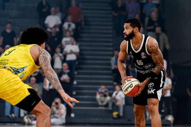 Deutschland: easyCredit BBL, Season Opener Veolia Towers Hamburg vs EWE Baskets Oldenburg Inselpark Arena (Hamburg): David Muenkat (Veolia Towers Hamburg, 55), Tylan Pope (EWE Baskets Oldenburg, 9) Copyright: xStefanxTrochax