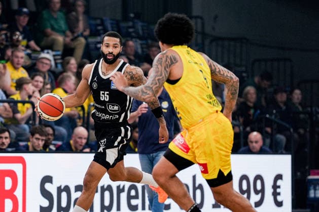 Deutschland: easyCredit BBL, Season Opener Veolia Towers Hamburg vs EWE Baskets Oldenburg Inselpark Arena (Hamburg): David Muenkat (Veolia Towers Hamburg, 55), Tylan Pope (EWE Baskets Oldenburg, 9) Copyright: xStefanxTrochax