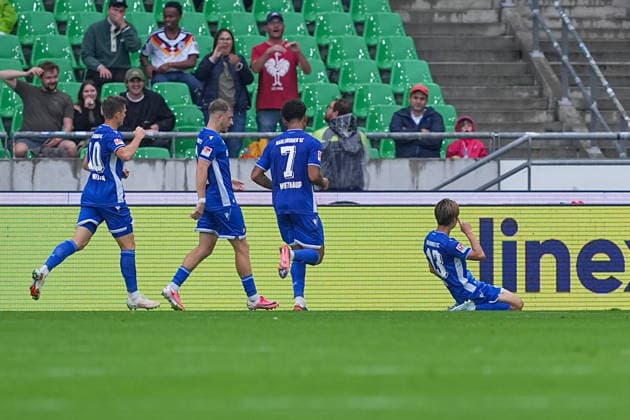 04.09.2026, xydrx, Herren, Fußball, 2.Bundesliga, Hannover 96 - Karlsruher SC, Saison 2026 2027, Heinz von Heiden Arena: Torjubel nach dem Tor zum 1:1 für den Karlsruher SC durch Torschütze Shio Fukuda (Karlsruher SC, 13) zusammen mit Marvin Wanitzek (Karlsruher SC, 10) und Noel Eichinger (Karlsruher SC, 11) Kevin Wiethaup (Karlsruher SC, 7) DFB regulations prohibit any use of photographs as image sequences and or quasi-video. *** September 4, 2026, xydrx, Men s, Soccer, 2. Bundesliga, Hannover 96 vs. Karlsruher SC, 2026–2027 season, Heinz von Heiden Arena: Goal celebration after Karlsruher SC’s 1–1 equalizer by Shio Fukuda (Karlsruher SC, 13), along with Marvin Wanitzek (Karlsruher SC, 10) and Noel Eichinger (Karlsruher SC), 11 Kevin Wiethaup (Karlsruher SC, 7). DFB regulations prohibit any use of photographs as image sequences and or quasi-video. Copyright: HMBxMedia YannisxDreimann