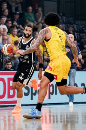 Deutschland: easyCredit BBL, Season Opener Veolia Towers Hamburg vs EWE Baskets Oldenburg Inselpark Arena (Hamburg): David Muenkat (Veolia Towers Hamburg, 55), Tylan Pope (EWE Baskets Oldenburg, 9) Copyright: xStefanxTrochax