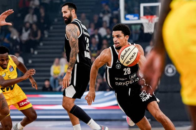 Deutschland: easyCredit BBL, Season Opener Veolia Towers Hamburg vs EWE Baskets Oldenburg Inselpark Arena (Hamburg): Mathys Kangudia (Veolia Towers Hamburg, 28), Demajeo Wiggins (EWE Baskets Oldenburg, 2), Martin Breunig (Veolia Towers Hamburg, 13), Demajeo Wiggins (EWE Baskets Oldenburg, 2) Copyright: xStefanxTrochax
