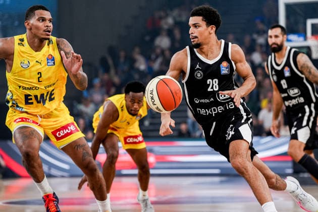 Deutschland: easyCredit BBL, Season Opener Veolia Towers Hamburg vs EWE Baskets Oldenburg Inselpark Arena (Hamburg): Mathys Kangudia (Veolia Towers Hamburg, 28), Demajeo Wiggins (EWE Baskets Oldenburg, 2), Martin Breunig (Veolia Towers Hamburg, 13) Copyright: xStefanxTrochax