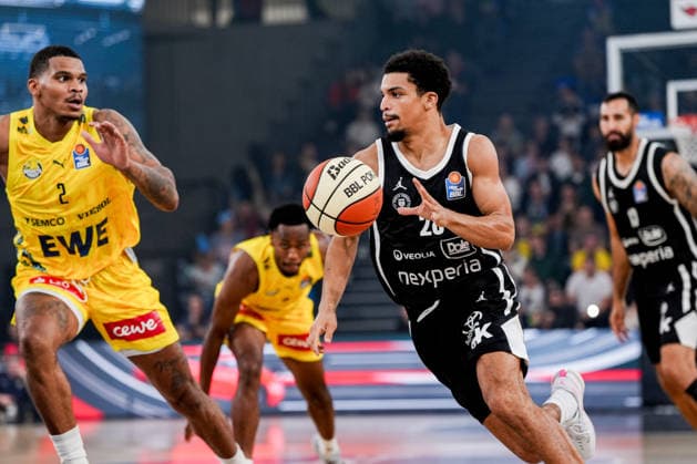Deutschland: easyCredit BBL, Season Opener Veolia Towers Hamburg vs EWE Baskets Oldenburg Inselpark Arena (Hamburg): Mathys Kangudia (Veolia Towers Hamburg, 28), Demajeo Wiggins (EWE Baskets Oldenburg, 2) Copyright: xStefanxTrochax