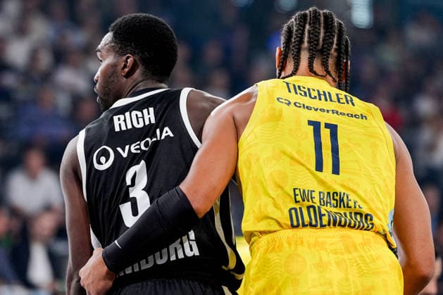 Deutschland: easyCredit BBL, Season Opener Veolia Towers Hamburg vs EWE Baskets Oldenburg Inselpark Arena (Hamburg): Osaro Juergen Rich (Veolia Towers Hamburg, 3), Nicholas Tischler (EWE Baskets Oldenburg, 11) Copyright: xStefanxTrochax