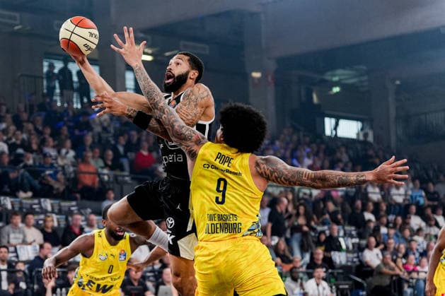 Deutschland: easyCredit BBL, Season Opener Veolia Towers Hamburg vs EWE Baskets Oldenburg Inselpark Arena (Hamburg): David Muenkat (Veolia Towers Hamburg, 55), Tylan Pope (EWE Baskets Oldenburg, 9) *** Germany easyCredit BBL, Season Opener: Veolia Towers Hamburg vs. EWE Baskets Oldenburg, Inselpark Arena, Hamburg; David Muenkat (Veolia Towers Hamburg), 55; Tylan Pope (EWE Baskets Oldenburg), 9 Copyright: xStefanxTrochax