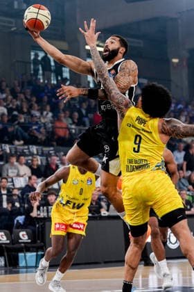 Deutschland: easyCredit BBL, Season Opener Veolia Towers Hamburg vs EWE Baskets Oldenburg Inselpark Arena (Hamburg): David Muenkat (Veolia Towers Hamburg, 55), Tylan Pope (EWE Baskets Oldenburg, 9) Copyright: xStefanxTrochax