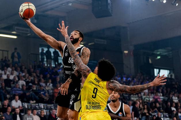 Deutschland: easyCredit BBL, Season Opener Veolia Towers Hamburg vs EWE Baskets Oldenburg Inselpark Arena (Hamburg): David Muenkat (Veolia Towers Hamburg, 55), Tylan Pope (EWE Baskets Oldenburg, 9), Kenneth Ogbe (Veolia Towers Hamburg, 25) Copyright: xStefanxTrochax