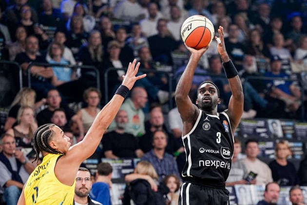 Deutschland: easyCredit BBL, Season Opener Veolia Towers Hamburg vs EWE Baskets Oldenburg Inselpark Arena (Hamburg): Osaro Juergen Rich (Veolia Towers Hamburg, 3), Nicholas Tischler (EWE Baskets Oldenburg, 11) Copyright: xStefanxTrochax