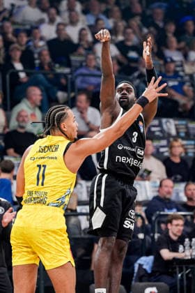 Deutschland: easyCredit BBL, Season Opener Veolia Towers Hamburg vs EWE Baskets Oldenburg Inselpark Arena (Hamburg): Osaro Juergen Rich (Veolia Towers Hamburg, 3), Nicholas Tischler (EWE Baskets Oldenburg, 11) Copyright: xStefanxTrochax
