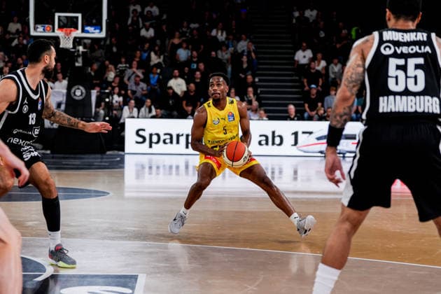 Deutschland: easyCredit BBL, Season Opener Veolia Towers Hamburg vs EWE Baskets Oldenburg Inselpark Arena (Hamburg): Jeremy Roach (EWE Baskets Oldenburg, 5), David Muenkat (Veolia Towers Hamburg, 55) Copyright: xStefanxTrochax