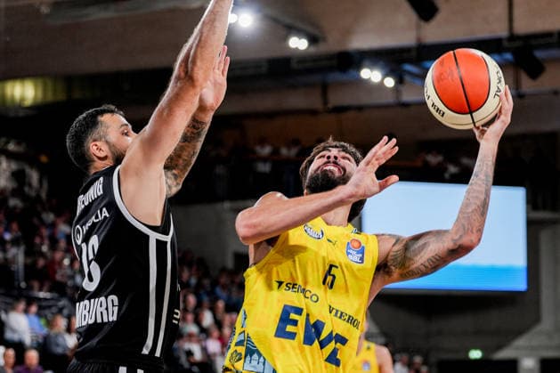 Deutschland: easyCredit BBL, Season Opener Veolia Towers Hamburg vs EWE Baskets Oldenburg Inselpark Arena (Hamburg): Marcel Kessen (EWE Baskets Oldenburg, 15), Martin Breunig (Veolia Towers Hamburg, 13) Copyright: xStefanxTrochax
