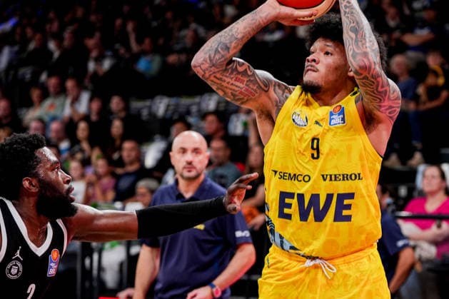 Deutschland: easyCredit BBL, Season Opener Veolia Towers Hamburg vs EWE Baskets Oldenburg Inselpark Arena (Hamburg): Tylan Pope (EWE Baskets Oldenburg, 9), Noah Thomasson (Veolia Towers Hamburg, 2) Copyright: xStefanxTrochax