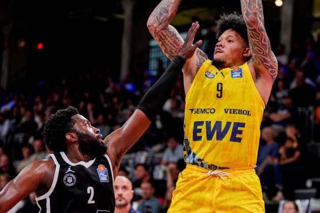 Deutschland: easyCredit BBL, Season Opener Veolia Towers Hamburg vs EWE Baskets Oldenburg Inselpark Arena (Hamburg): Tylan Pope (EWE Baskets Oldenburg, 9), Noah Thomasson (Veolia Towers Hamburg, 2) Copyright: xStefanxTrochax
