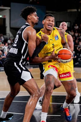 Deutschland: easyCredit BBL, Season Opener Veolia Towers Hamburg vs EWE Baskets Oldenburg Inselpark Arena (Hamburg): Demajeo Wiggins (EWE Baskets Oldenburg, 2), Nicolas Pavrette (Veolia Towers Hamburg, 22) Copyright: xStefanxTrochax
