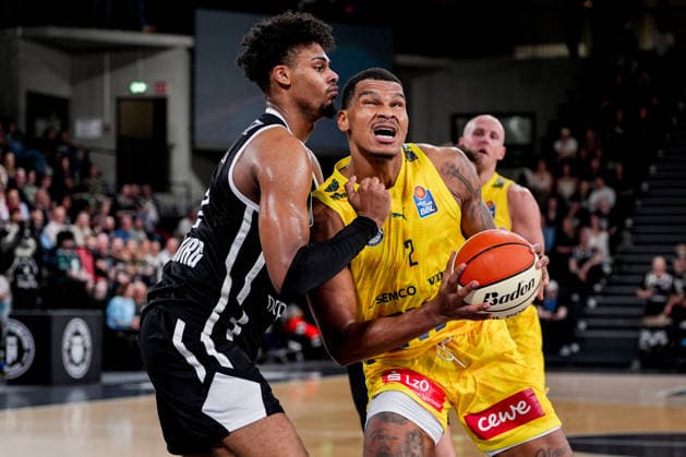 Deutschland: easyCredit BBL, Season Opener Veolia Towers Hamburg vs EWE Baskets Oldenburg Inselpark Arena (Hamburg): Demajeo Wiggins (EWE Baskets Oldenburg, 2), Nicolas Pavrette (Veolia Towers Hamburg, 22) Copyright: xStefanxTrochax