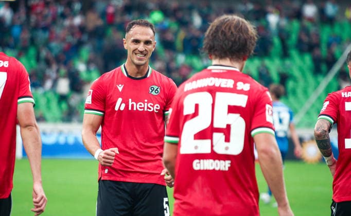 Deutschland: Fussball 2.Bundesliga 2026 2027, 4. Spieltag - Hannover 96 vs Karlsruher SC - Heinz von Heiden Arena Stadion (Hannover): Tor und Torjubel zum Lars Gindorf (Hannover 96, 25) Virgil GhiÅ£Äƒ Virgil Ghita (Hannover 96, 5) *** Germany Soccer 2. Bundesliga 2026–2027, Matchday 4: Hannover 96 vs. Karlsruher SC at Heinz von Heiden Arena Stadium in Hannover—Goals and goal celebrations: Lars Gindorf (Hannover 96), 25; Virgil Ghi?a (Hannover 96), 5 Copyright: xAymanxAlahmedx