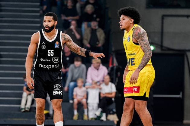 Deutschland: easyCredit BBL, Season Opener Veolia Towers Hamburg vs EWE Baskets Oldenburg Inselpark Arena (Hamburg): David Muenkat (Veolia Towers Hamburg, 55), Tylan Pope (EWE Baskets Oldenburg, 9) Copyright: xStefanxTrochax