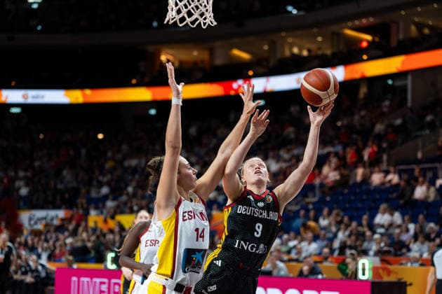 Emma Eichmeyer (Deutschland, 09) beim Korbleger gegen Raquel Carrera (Spanien, 14), GER, Spanien vs. Deutschland, Basketball, FIBA Women s World Cup 2026, Gruppenphase, Spieltag 1, 04.09.2026 GER, Spanien vs. Deutschland, Basketball, FIBA Women s World Cup 2026, Spieltag 1, 04.09.2026 Berlin *** Emma Eichmeyer (Germany), No. 9, on a layup against Raquel Carrera (Spain), No. 14, GER, Spain vs. Germany, Basketball, 2026 FIBA Women’s World Cup, Group Stage, Matchday 1, September 4, 2026, GER, Spain vs. Germany, Basketball, 2026 FIBA Women’s World Cup, Matchday 1, September 4, 2026, Berlin Copyright: xEibner-Pressefoto MaxxVincenx EP_MVN