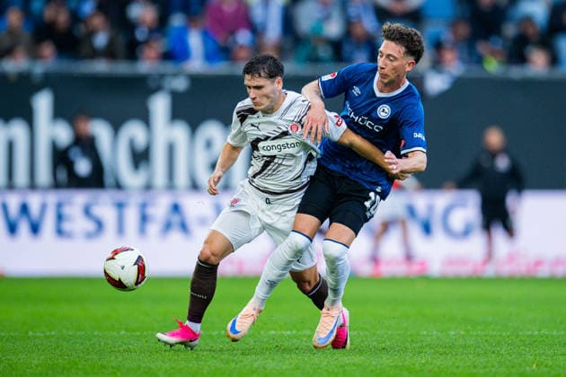 04.09.2026 - Fußball, 2026 2027, 2. Bundesliga, 4. Spieltag, DSC Arminia Bielefeld - FC St. Pauli: (L-R) Arkadiusz Pyrka (Pauli), Jannik Rochelt (Bielefeld) DFL REGULATIONS PROHIBIT ANY USE OF PHOTOGRAPHS AS IMAGE SEQUENCES AND OR QUASI-VIDEO. *** September 4, 2026 Soccer, 2026–2027, 2. Bundesliga, Matchday 4, DSC Arminia Bielefeld vs. FC St. Pauli, Referee: Arkadiusz Pyrka (St. Pauli), Jannik Rochelt (Bielefeld). DFL regulations prohibit any use of photographs as image sequences and or quasi-video.