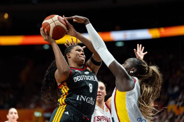 Nyara Sabally (Deutschland, 08) beim Korbleger, Awa Fam (Spanien, 11), GER, Spanien vs. Deutschland, Basketball, FIBA Women s World Cup 2026, Gruppenphase, Spieltag 1, 04.09.2026 GER, Spanien vs. Deutschland, Basketball, FIBA Women s World Cup 2026, Spieltag 1, 04.09.2026 Berlin *** Nyara Sabally, Germany, No. 8, on a layup; Awa Fam, Spain, No. 11; GER, Spain vs. Germany, Basketball, 2026 FIBA Women’s World Cup, Group Stage, Matchday 1, September 4, 2026, GER, Spain vs. Germany, Basketball, 2026 FIBA Women’s World Cup, Matchday 1, September 4, 2026, Berlin Copyright: xEibner-Pressefoto MaxxVincenx EP_MVN
