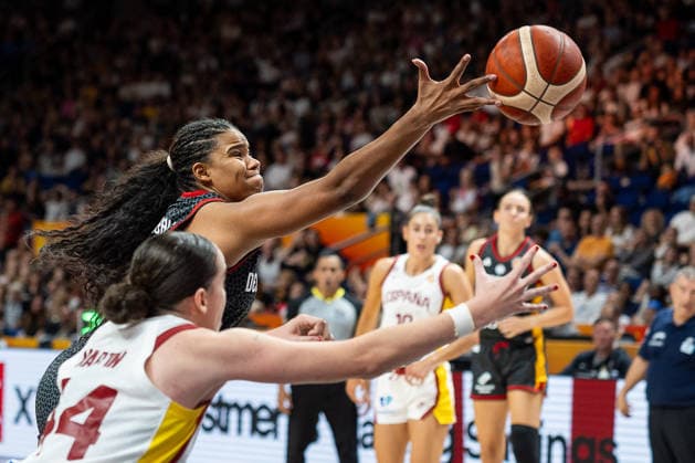 Nyara Sabally (Deutschland, 08) und Raquel Carrera (Spanien, 14) greifen nach dem Ball, GER, Spanien vs. Deutschland, Basketball, FIBA Women s World Cup 2026, Gruppenphase, Spieltag 1, 04.09.2026 GER, Spanien vs. Deutschland, Basketball, FIBA Women s World Cup 2026, Spieltag 1, 04.09.2026 Berlin *** Nyara Sabally of Germany, 8, and Raquel Carrera of Spain, 14, go for the ball; GER, Spain vs. Germany, Basketball, 2026 FIBA Women’s World Cup, Group Stage, Matchday 1, September 4, 2026, GER, Spain vs. Germany, Basketball, FIBA Women s World Cup 2026, Matchday 1, September 4, 2026, Berlin Copyright: xEibner-Pressefoto MaxxVincenx EP_MVN