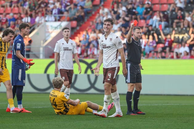 Ingolstadt, Deutschland 04. September 2026: 3. Liga - 2026 2027 - Sp. 4 - FC Ingolstadt 04 gegen Alemannia Aachen Im Bild: Elias Decker (FCI) erhält die rote Karte DFB DFL regulations prohibit any use of photographs as image sequences and or quasi-video Audi Sportpark Bayern Copyright: xFotostandx xSchäferx