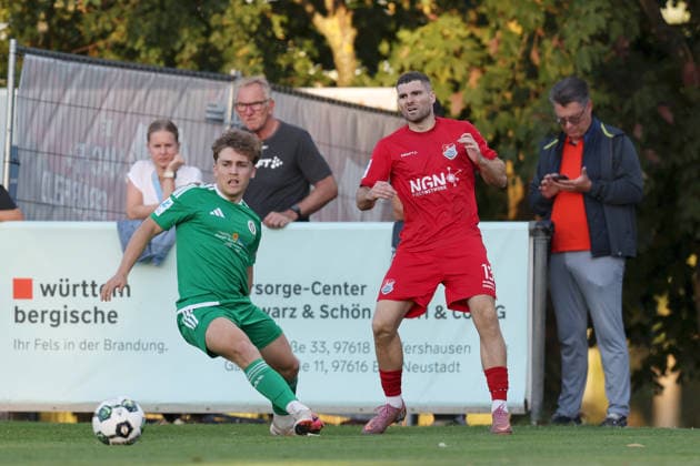 04.09.2026, Herren, Fussball, Saison 2026 2027, Regionalliga Bayern, 7. Spieltag: TSV Aubstadt - SpVgg Ansbach Nico Hayer ( 28, SpVgg Ansbach) und Jacob Engel ( 13, TSV Aubstadt) Sulzfeld Schulstadion Aubstadt (NGN Arena) Bayern Deutschland