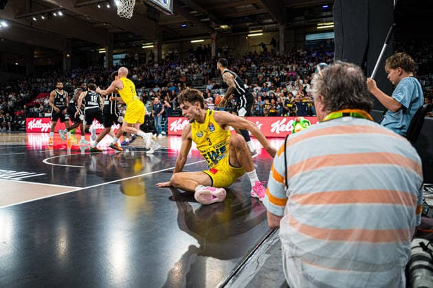 Basketball I Herren I Bundesliga I Saison 2026-2027 I Pre-Season I Veolia Towers Hamburg - EWE Baskets Oldenburg I 04.09.2026 Zach Ensminger (3, EWE Baskets Oldenburg) steht vom Boden auf Hamburg Inselpark Arena Hamburg Deutschland Copyright: xLobeca Björn-OlexKehmx