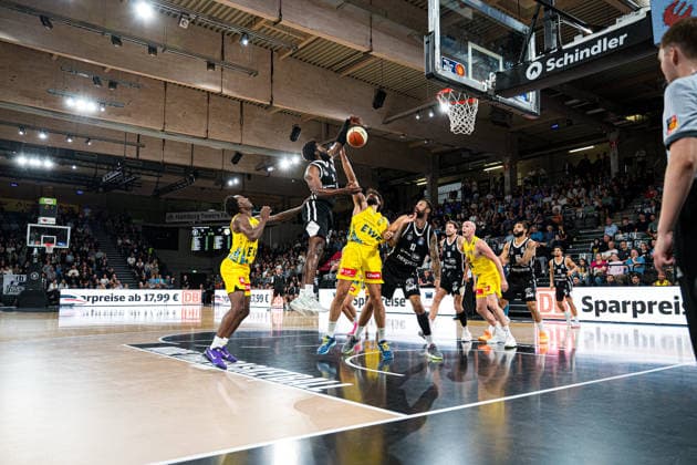 Basketball I Herren I Bundesliga I Saison 2026-2027 I Pre-Season I Veolia Towers Hamburg - EWE Baskets Oldenburg I 04.09.2026 Noah Thomasson (2, Veolia Towers Hamburg), Marcel Keßen (15, EWE Baskets Oldenburg) unter dem Korb im Duell Hamburg Inselpark Arena Hamburg Deutschland Copyright: xLobeca Björn-OlexKehmx