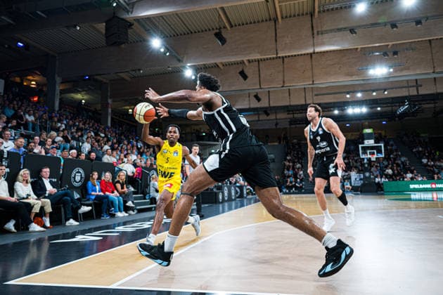 Basketball I Herren I Bundesliga I Saison 2026-2027 I Pre-Season I Veolia Towers Hamburg - EWE Baskets Oldenburg I 04.09.2026 Nicolas Pavrette (22, Veolia Towers Hamburg), Jeremy Roach (5, EWE Baskets Oldenburg) Hamburg Inselpark Arena Hamburg Deutschland Copyright: xLobeca Björn-OlexKehmx