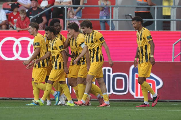 Ingolstadt, Deutschland 04. September 2026: 3. Liga - 2026 2027 - Sp. 4 - FC Ingolstadt 04 gegen Alemannia Aachen Im Bild: in der Traube Torschütze Louis Köster Koester (Aachen) jubelt nach seinem Tor zum 0:3 mit seinen Mannschaftskollegen, DFB DFL regulations prohibit any use of photographs as image sequences and or quasi-video Audi Sportpark Bayern Copyright: xFotostandx xSchäferx