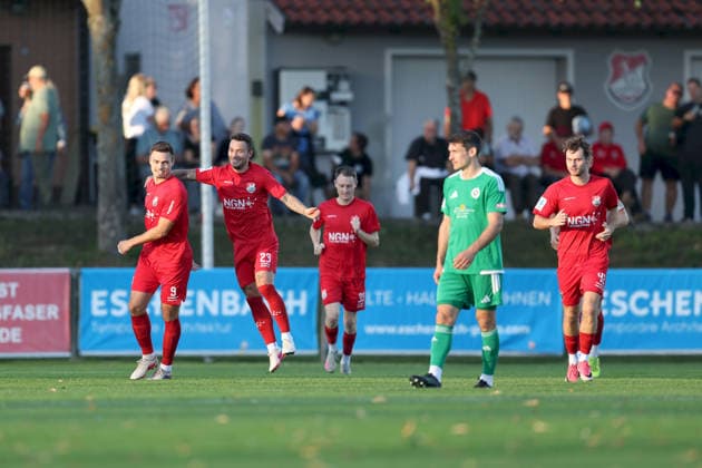 04.09.2026, Herren, Fussball, Saison 2026 2027, Regionalliga Bayern, 7. Spieltag: TSV Aubstadt - SpVgg Ansbach Der TSV Aubstadt bejubelt das frühe 1:0, v.li. Max Grimm ( 9, TSV Aubstadt), Ingo Feser ( 23, TSV Aubstadt) Sulzfeld Schulstadion Aubstadt (NGN Arena) Bayern Deutschland