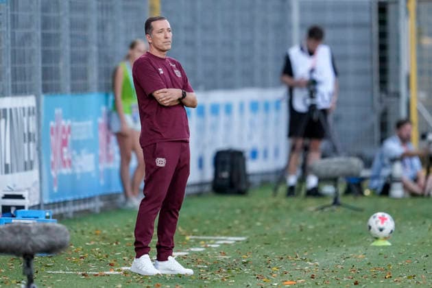 Roberto Pätzold (Trainer, Cheftrainer, B04), Freisteller, Ganzkörper, Einzelbild, Einzelfoto, Aktion, Action, am Spielfeldrand, an der Seitenauslinie, 04.09.2026, Sinsheim (Hoffenheim) (Deutschland), Fussball, Google Pixel Frauen-Bundesliga, TSG 1899 Hoffenheim - Bayer 04 Leverkusen, DFB DFL REGULATIONS PROHIBIT ANY USE OF PHOTOGRAPHS AS IMAGE SEQUENCES AND OR QUASI-VIDEO. *** Roberto Pätzold, Coach, Head Coach, B04, cutout, full-body, single image, single photo, action, on the sidelines, at the sideline, September 4, 2026, Sinsheim, Hoffenheim, Germany, soccer, Google Pixel Women’s Bundesliga, TSG 1899 Hoffenheim vs. Bayer 04 Leverkusen, DFB and DFL regulations prohibit any use of photographs as image sequences and or quasi-video xozx