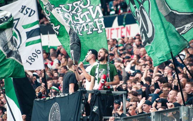 Deutschland: Fussball 2.Bundesliga 2026 2027, 4. Spieltag - Hannover 96 vs Karlsruher SC - Heinz von Heiden Arena Stadion (Hannover): Zuschauer, Fans, Tribüne...horeographie, Fanchoreo, *** Germany Soccer 2. Bundesliga 2026–2027, Matchday 4: Hannover 96 vs. Karlsruher SC, Heinz von Heiden Arena Stadium, Hannover—spectators, fans, stands, choreography, fan choreography, Copyright: xAymanxAlahmedx