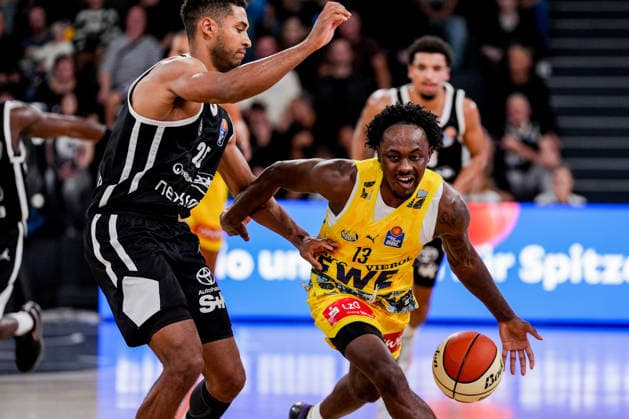 Deutschland: easyCredit BBL, Season Opener Veolia Towers Hamburg vs EWE Baskets Oldenburg Inselpark Arena (Hamburg): Ja Qualyn Gilbreath (EWE Baskets Oldenburg, 13), Kenneth Ogbe (Veolia Towers Hamburg, 25) Copyright: xStefanxTrochax