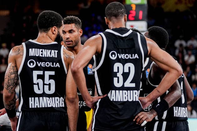 Deutschland: easyCredit BBL, Season Opener Veolia Towers Hamburg vs EWE Baskets Oldenburg Inselpark Arena (Hamburg): Kenneth Ogbe (Veolia Towers Hamburg, 25), David Muenkat (Veolia Towers Hamburg, 55) Copyright: xStefanxTrochax