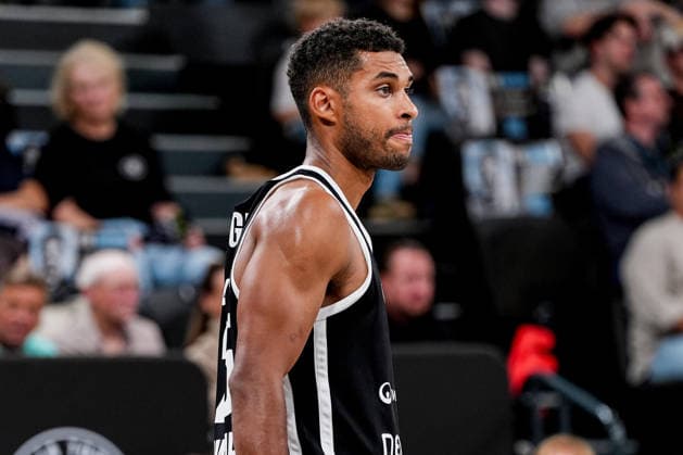 Deutschland: easyCredit BBL, Season Opener Veolia Towers Hamburg vs EWE Baskets Oldenburg Inselpark Arena (Hamburg): Kenneth Ogbe (Veolia Towers Hamburg, 25), Freisteller Copyright: xStefanxTrochax