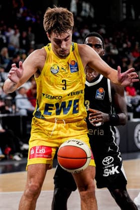 Deutschland: easyCredit BBL, Season Opener Veolia Towers Hamburg vs EWE Baskets Oldenburg Inselpark Arena (Hamburg): Zach Ensminger (EWE Baskets Oldenburg, 3), Osaro Juergen Rich (Veolia Towers Hamburg, 3) Copyright: xStefanxTrochax